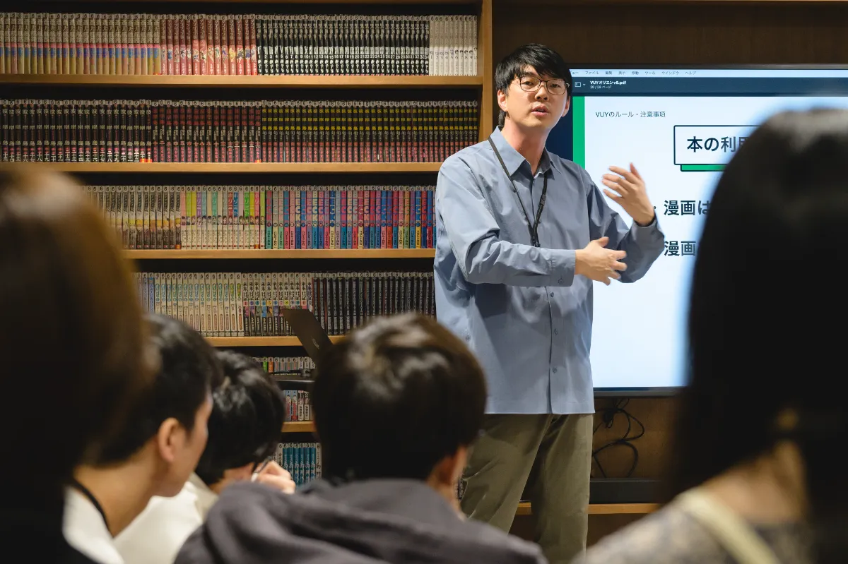 Shihei Lin gives a presentation at the Manga Apartment VUY
